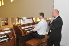 Specjalnie na koncert zostały przywiezione instrumenty - organy dostarczył Pan Adam Każmierczak (po prawej) z Sząbruka.