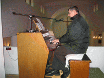 Po poświęceniu pan Jarosław Wiśniewski ukazał możliwości nowo zakupionego instrumentu dając koncert muzyki organowej.