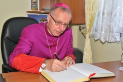 Ks. Biskup sprawdził księgi parafialne i wpisał się do kroniki parafialnej.